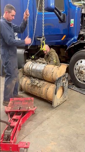 Handling CUMMINS ISX 15 aftertreatment DPF, DOC and SCR #cummins #isx #isx15 #dpf #dpfcleaning