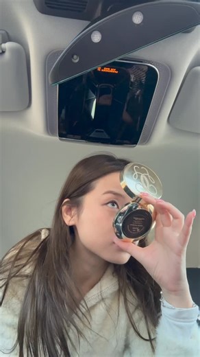 Julia on Instagram: "Hey 我今天在車上畫了一個很漂亮的妝! 因為我用了嬌蘭的24K底妝系列..🌟 🧈 先用24K小奶管 自然的提亮我的膚色 喜歡它的高防曬係數和漂亮的光澤～ 接著再用24K純金光透精華氣墊粉餅 幾秒鐘就拍出一個輕薄又服貼的水光肌 也瞬間改善我原本蠟黃的膚色yay!! 你說我今天是不是散發著光芒🏹 一整天都維持著細膩的奶油底妝...心情超級棒! 👖🌸 最後搭配限量的緹花丹寧彩妝點綴. 這個系列真的太漂亮了～ 先用香香的蜜粉球定妝 再用色彩豐富的眼影盤點綴 丹寧藍色的眼影真的好特別..👁️ 💟 紫色系的唇彩 很有春日少女的感覺 今天我的臉就像是春天盛開的花朵 青春又繽紛!! 我已經期待浪漫春天的到來🍀💗 #24K純金光透精華氣墊粉餅 #24K小金墊 #一拍即合臉上貼金 #GuerlainMakeup #Guerlaintw"