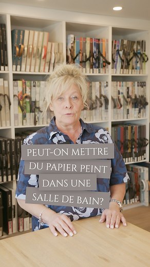 Tu veux ajouter du style à ta salle de bain avec du papier peint ? Oui, c’est possible ! Ventilation, emplacement et type de papier font toute la différence. Viens découvrir nos collections en salle de montre au 2e étage du magasin à Laval. | Colobar Peinture et Décoration