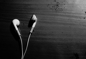 10 Best Earbuds that Don't Go In Ear (November 2023)