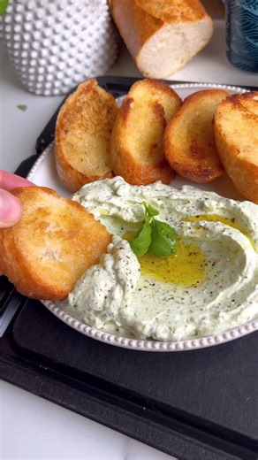 Marcus Frank on Instagram: "VISPAD SALLADSOST på 3 ingredienser! 😍🍀 Den här röran är så galet god och det bästa är att den passar till typ ALLT. Perfekt som ett tillbehör till kyckling/kött, dippa grönsaker i eller bara servera tillsammans med en krispig baguette! 🤌🏼 Klicka på SPARA och testa den här RÖRAN! Sen måste jag ju höra, har du testat den här salladosten? ☀️ Det enda du behöver är.. 2 paket salladsost 1 kruka basilika 1/2 dl olivolja + salt & peppar Lägg ner salladsosten i en mixer 