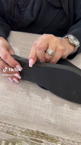 Creative Wedding Flip-Flops & Hair Tie Combo Idea