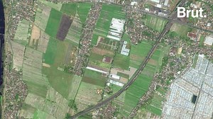 e autre catastrophe dans le monde." Une "mer de boue" qui semble inarrêtable et ensevelit tout dans cette zone urbaine à priori normale en Indonésie sur l'île de Java. Alors, que se passe t-il vraiment à cet endroit ? Jusqu’où peut aller ce monstre naturel ? Lucas vous explique dans ce nouvel épisode. | Brut