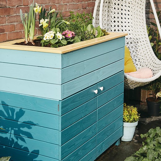 Building a raised bed – it's easier than you think! 🌱 With a few wooden planks, screws, and a bit of creativity, you can create not just a plant paradise but also a real eye-catcher for your garden. It's also really practical, offering integrated storage space for garden tools and pots. Whether left natural in wood or painted, your homemade raised bed will bring structure and healthy plants to your garden. 🍅🌿 Have you ever built a raised bed? What would you plant in your next one? 😊 | Bosch 