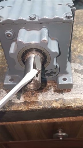 Best way to remove Shaft key #marineengine #centrifugalpump #marineengine #marinelife