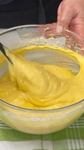 Ver receta en COMENTARIOS ⬇️ . ¡¡Bizcocho cremoso de mascarpone!!, con una miga suave y húmeda que mejora con los días. El mascarpone y la leche condensada son los responsables de su textura irresistible y de un sabor delicado que lo convierte en un imprescindible de la repostería casera. - ➡️➡️INGREDIENTES- * 1 molde cuadrado de 24 x 24 cm (puede ser un molde rectangular de 28 cm o uno redondo de 26 cm) * 🌿200 g de mantequilla en pomada * 🌿200 g de queso mascarpone * 🌿200 g de azúcar * 🌿6 h