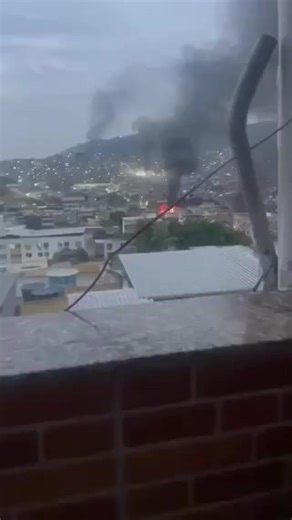 #BrazilCartelWars 10/28/2025 RIO TURNS INTO A WARZONE AS DRUG CARTELS FIGHT BACK About 2,500 cops rolled into Rio before sunrise to take on Red Command, one of Brazil’s biggest drug gangs. Gang members answered with bullets, burning cars, barricades, and for the first time ever in Brazil, drone-dropped explosives. The death toll hit 80 by noon. Four cops are among the dead. Now night falls and the city burns. | C McKinley Fahie