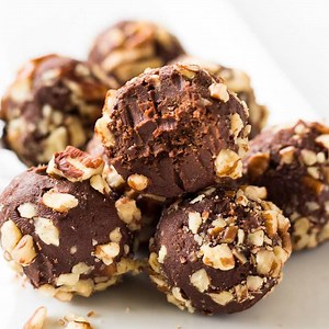 Chocolate pecan truffles taste like pecan pie! The rich chocolate and bourbon give each truffle a kick too 😉 Recipe >> http://bit.ly/pecantruffles Pin it for later >> http://bit.ly/2ePWDwZ | If You Give a Blonde a Kitchen