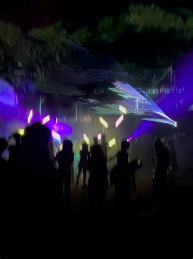 7e on Instagram: "PURE RAVE ありがとうございました！富士山が一望できる廃キャンパス凄かった🗻 こうじくん @cogeexxx 制作のセカンドフロアもずっと最高で、美術部隊 @wacky_cg @minamiry0hei @mitsurintokyo 素晴らしかった👏 初RAVEな子も多そうな若い世代がたくさん来ていて改めてゆるふわギャングの影響力の大きさを実感。耳の肥えた玄人たちの集まるパーティーも最高だけど、若い人たちの人生を変えるような瞬間に携われる喜びもまた何ものにも代え難い。そんな気持ちになったPURE RAVEでした。最高の思い出をありがとう！Big up❤️‍🔥 @yurufuwagang @iamrealnene @ishidaryugo"