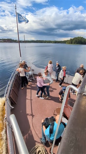 Tarjanne-laivalla on kesäillassa tunnelmaa. Kun haitari soi, muuttuu kansi tanssilattiaksi. Tässä väkeä tanssittaa Mikko Lindell . Hän luo tunnelmaa Tarjanteella kesäkuussa Ruovesi-Virrat välillä vielä tämän ja seuraavan viikon ajan. Mutta tunnelma ja musiikki ei katoa, siitä huolta pitävät vierailevat artisitimme. #tarjanne #ruovesi #virrat #kesätanssit Video: @jmnurmela | Höyrylaiva s/s Tarjanne