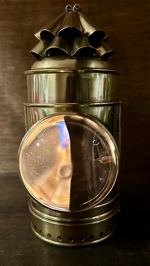 underdog_antiques | DIETZ Police "Flash Lantern" 1888〜1918 眺めたり、触っているだけで日が暮れるマスターピース。 張り出したブルズアイレンズがかわいいなぁ。 #vintage #lantern #antique #dietz#ヴィンテージ | Instagram