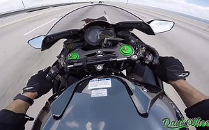 川崎 H2 时速300km  以极快的速度高速疯狂超车