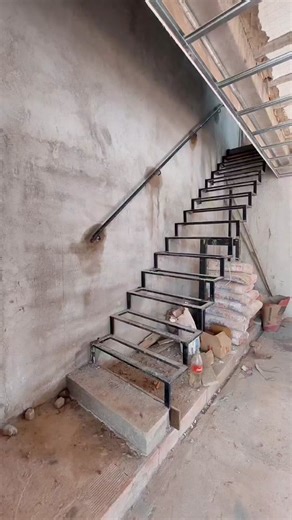 Diseño de sala con escaleras y TV