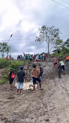 12K views · 242 reactions | Update sa overview Palacapao Quezon Bukidnon. Mao nani update sa dalan diri nag bayanihan ang mga katawhan nga naapiktahan ani nga dalan para mapadali ang trabaho para ma agihan na bisag gagmay lang nga sakyanan. Kung gusto mog update diri nga dalan Make sure naka follow mo ani nga page og palihog nalang pd kog share para ma update pd ang uban. | WARA GUD RvB | Facebook
