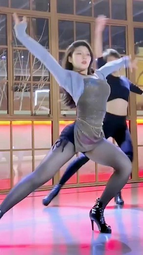 Choreographed Long Dance Routine in High Heels