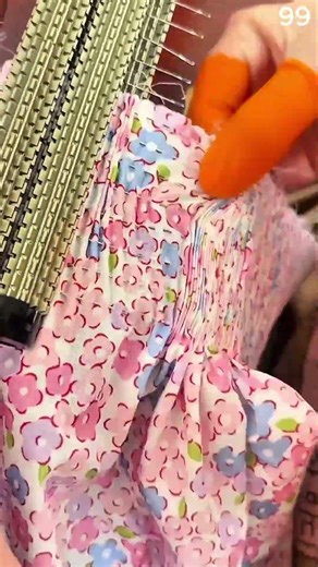 Fabric pleating machine forming floral cloth folds