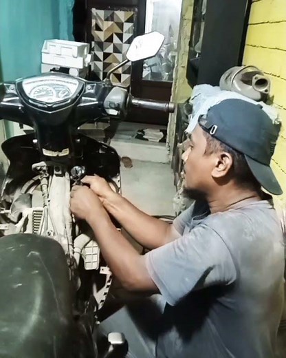How to replace key ignition of a motorcycle