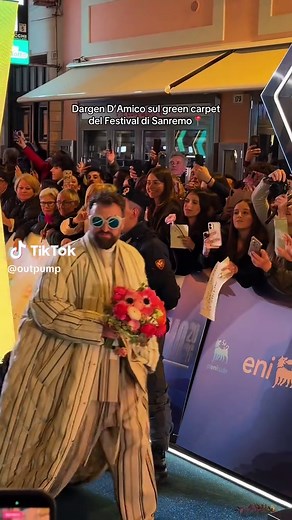 Dargen D’Amico sul green carpet di Sanremo 2026