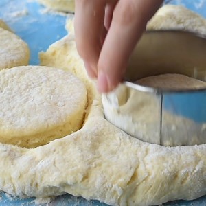 Perfect, homemade biscuits can by yours in just about 15 minutes! Soft, flaky and made from scratch 👊 https://www.momontimeout.com/perfect-biscuits-every-time-recipe/ | Mom On Timeout