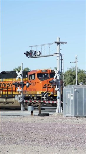 TRAIN SHORTS #01661 / EB BNSF 7067 DAGGETT, CA 12-12-2025 #railroad #automobile #railway