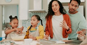 「ラップトップ、問題解決、家族が一緒にキッチンで焼く食事について女の子に教える両親。コンピュータ、愛、子供と話すママとパパから料理する方法を学ぶ」の動画素材（ロイヤリティフリー）1105630403 | Shutterstock