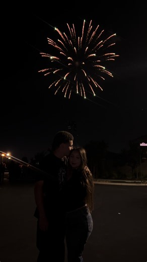 Fireworks with Girlfriend: Romantic Photo Ideas