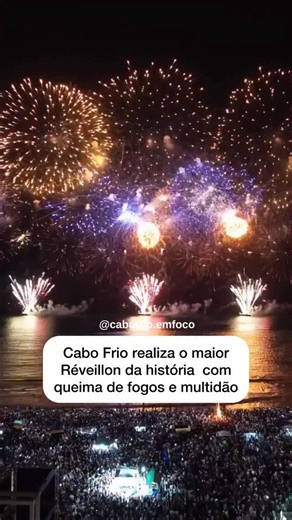 🚨CABO FRIO RECEBE 2026 COM PRAIA DO FORTE LOTADA E SHOW PIROTÉCNICO HISTÓRICO | Cabo Frio celebrou a chegada de 2026 em grande estilo. A Praia do Forte ficou completamente lotada na noite da virada, reunindo cerca de 1 milhão de pessoas, entre moradores e turistas, para acompanhar um espetáculo pirotécnico que marcou o retorno dos fogos de artifício ao Réveillon da cidade após anos sem queima oficial. O show de fogos teve duração aproximada de 15 minutos e iluminou o céu com um visual impactant
