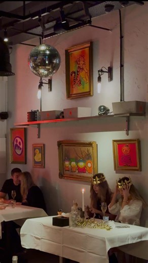 dulcie | lifestyle & travel writer on Instagram: "possibly my favourite london restaurant experience ever… welcome to @punkroyale.london — a totally unhinged caviar tasting menu concept that’s landed in mayfair from stockholm 🐟🍸🍽️ it’s not for the faint-hearted (and not just because it costs £220pp). part fine dining, part night out, here’s what you can expect: 🐟 20-courses of high-quality caviar, obvs 🍸 loads of booze — the drinks are paired to the dishes but they don’t hold back on the re