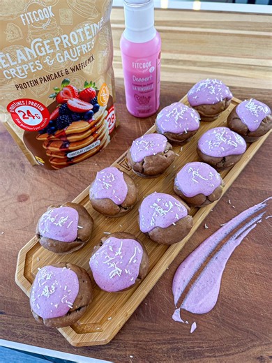 150K views · 928 reactions | MUFFINS FOURRÉS 療Avec crémage maison fait à partir de fruits des champs congelés J’ai cuisiné mes muffins fourrés avec ma farine protéinée et sans gluten à saveur dechocolat Fitcook Foodz朗J’ai aussi ajouté La Sensuelle, ma sauce dessert sans sucre auxframboises, pour un goût décadent 襤La recette complète est dans mon livre Ça pas d’l’air mais c’est santé! Tome 2 ️Bon appétit  #lefitcook | Le Fit Cook | Facebook