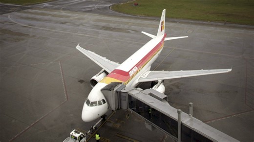 El aeropuerto de A Coruña lidera el crecimiento aeroportuario en Galicia: la única terminal que crece en abril es Alvedro