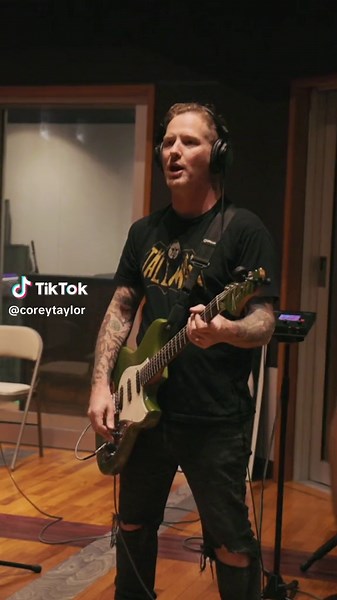 Corey Taylor and Dave Grohl Collab on New Album - Behind the Scenes