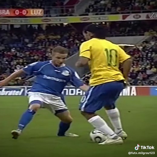 Ronaldinho's Extraordinary Football Skills Showcase