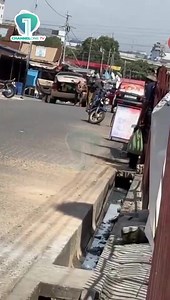 An armed robbery has reportedly taken place in Adabraka, Accra. The assailants reportedly threw what appeared to be cash into the air after hijacking a vehicle and seizing bags believed to contain money. Witnesses scattered as live bullets were fired at the targeted vehicle. #ChannelOneNews | Ghana On Trend