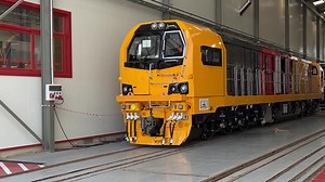👀 Take a sneak peek into the Stadler manufacturing facility in Spain, where Stadler is building 57 new locomotives to replace our aging South Island fleet (and some will be used in the North Island). 🚞 Pictured in this short clip is one of the new DM prototype’s first time running on the testing tracks under its own power. This project is tracking well with the first two locomotives due to arrive and join our fleet later this year! 🍃 These new state-of-the-art locos will support our sustainab