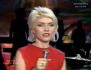 70's... "Heart of Glass"... #Blondie © Paroles et musique : Debbie Harry et Chris Stein ☑️ Joyeux anniversaire à Debbie Harry ! (80 ans aujourd'hui) #DebbieHarry #fblifestyle | Nostalgies 60'-70'-80'