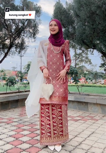 Kurung songket ni dah ada full lining tau ❤️ @Carlanisa #bajukurung #kurungmoden #bajuraya #kurungcantik #bajukurungmoden
