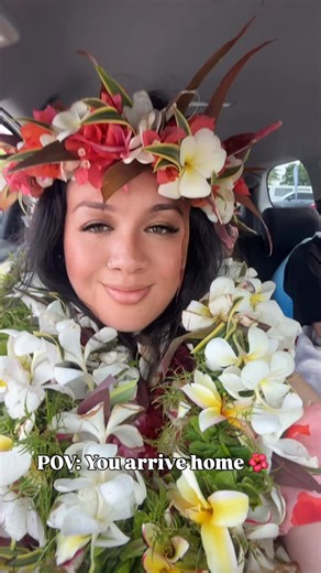 🌴 In the Cook Islands, arriving at the airport is more than just a reunion, it’s a celebration 🌺 It’s customary to greet friends and family with a flower ‘ei, lovingly placed around the neck as a symbol of welcome, love, and respect. The fragrance of fresh blooms marks the joy of arrival and the warmth of connection, whether someone has been away for days or years. This beautiful tradition reminds us that in the Cook Islands, people are always welcomed home with open hearts, smiling faces, and