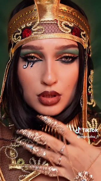 Explore the Cleopatra Makeup Trend: A Beauty Guide