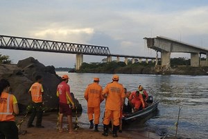 Brazil bridge collapses, plunging tanker truck carrying acid into river and killing 1