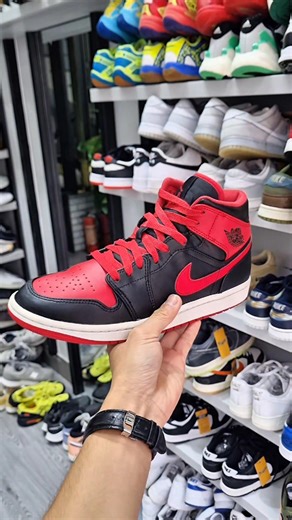 [Hàng Hiếm] Air Jordan 1 Mid “Banned” Phối màu huyền thoại. Duy nhất một đôi Size 41 chân 26cm Để mọi người sưu tầm chỉ #1050K Cam kết bảo hành chính hãng trọn đời. #Hemgiay2nd #airjodan | Hẻm Giày 2nd