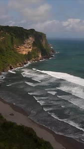 Unwind with Uttermost and kick off Market with us at the Uttermost Market Mixer 🍾 Happening today from 3–6 PM in our showroom IHFC C448. Enjoy cocktails, music, and more as we toast to another inspiring Market. | Uttermost