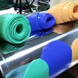 Silicone rolling is the process used to add colour into silicone and we could watch it all day! | UNILAD Tech