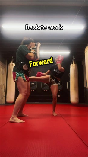 Keep moving forward 🥊 #muaythaigirls #muaythai #gymgirls #padwork #moving