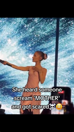 The way Ariana Grande heard someone scream 'MOTHER' and got scared☠️😆