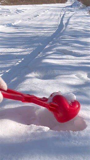 Asmrsnow sounds.. #asmrsounds #asmr #snowballs #winter #satisfying #snow #snowman