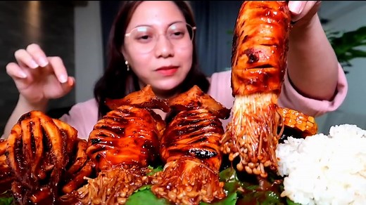 Spicy Squid Mukbang: Filipino Seafood Boil Delight