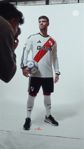 La nueva camiseta titular 26/27, disponible en TIENDA RIVER