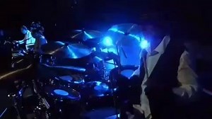 "Um dia frio, um bom lugar pra ler um livro..." Apostamos que, com a chegada do inverno - que começa oficialmente hoje -, os djafãs já lembraram dessa música e a devem estar cantarolando por aí em homenagem à estação! Para dar uma ajudinha, separamos um vídeo especial de "Nem um dia"! Ah, você sabia que a canção faz parte do setlist do show Vesúvio? #djavan #TurneVesuvio #nemumdia #inverno | Djavan