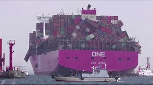 Sturm zu heftig! Containerschiff verliert hunderte Container