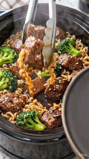 🍜 Slow Cooker Beef & Broccoli Ramen 🍜
